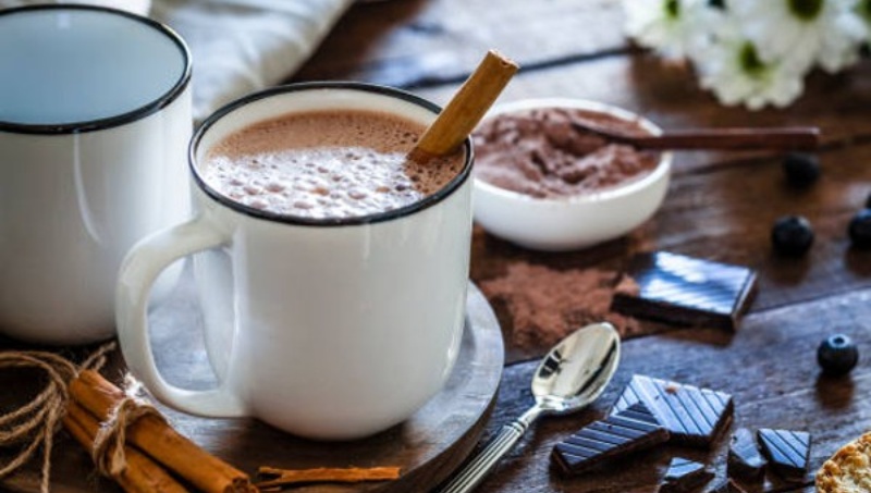 Cómo prepara un delicioso chocolate caliente para la temporada de frío +RECETA
