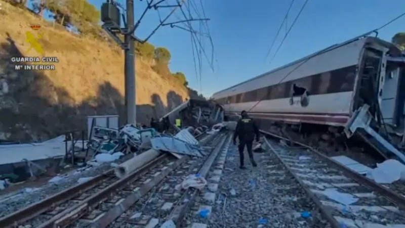 Los detalles del brutal accidente de trenes que dejó al menos 39 muertos en España