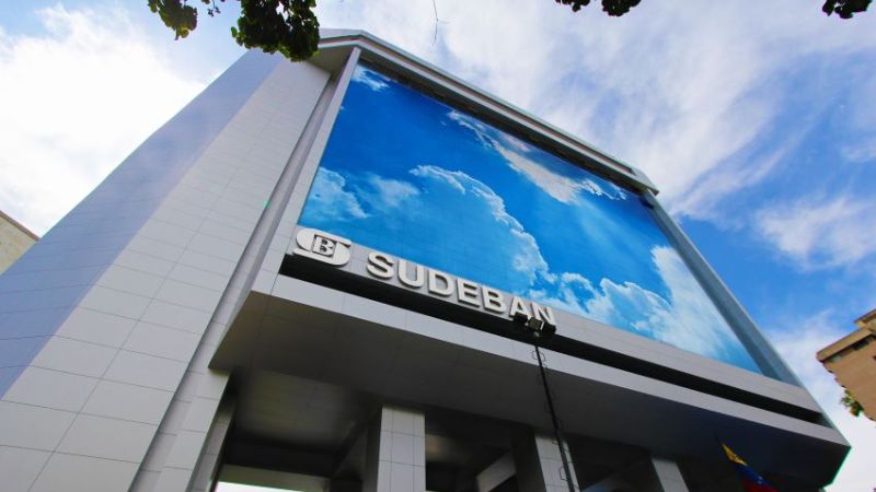 La Superintendencia de las Instituciones del Sector Bancario (Sudeban) es el organismo público autónomo de Venezuela, adscrito al Ministerio de Economía y Finanzas, encargado de regular, supervisar, controlar y vigilar el funcionamiento de los bancos y demás instituciones financieras para garantizar la estabilidad del sistema bancario nacional. Funciones principales de Sudeban: Supervisión y Regulación: Inspecciona bancos, casas de cambio y otras entidades financieras (control in situ y extra situ) para evitar crisis bancarias. Protección al Usuario: Gestiona quejas, denuncias y sugerencias, además de velar por los derechos de los clientes bancarios. Regulación de Días Bancarios: Establece el calendario oficial de feriados bancarios. Seguridad: Garantiza la transparencia y el funcionamiento eficiente del sistema. Creada originalmente en 1940, la institución busca fortalecer el sistema financiero y, en años recientes, ha enfocado sus esfuerzos en promover la economía digital y la bancarización en el país. Actualmente, la supervisión se aplica a bancos universales, comerciales, hipotecarios, entre otros.