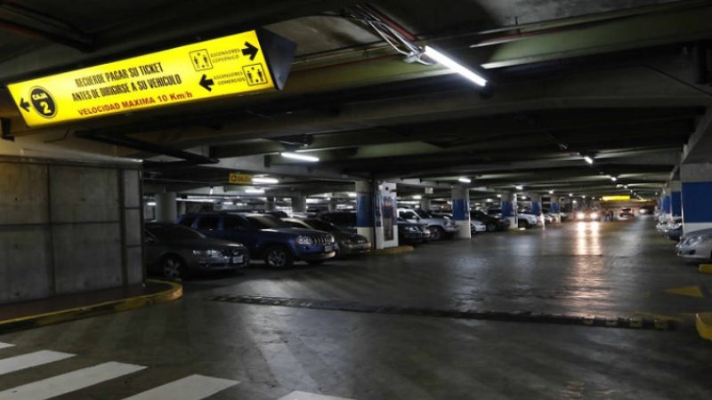 AN también revisará estacionamientos de clínicas y parqueros, dice diputado Correa