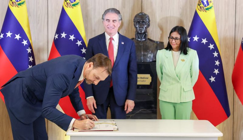 Venezuela y Shell firman acuerdos para desarrollar unidades de producción