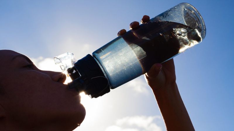 Las señales que envía tu cuerpo para que tomes agua