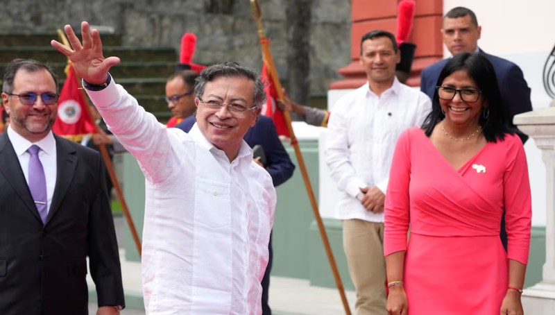 Delcy Rodríguez recibe a Petro en Miraflores, es la primera reunión de ambos mandatarios