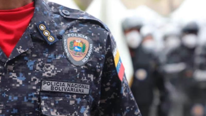 Detenidos dos PNB por ofrecer servicios ilegales a través de WhatsApp