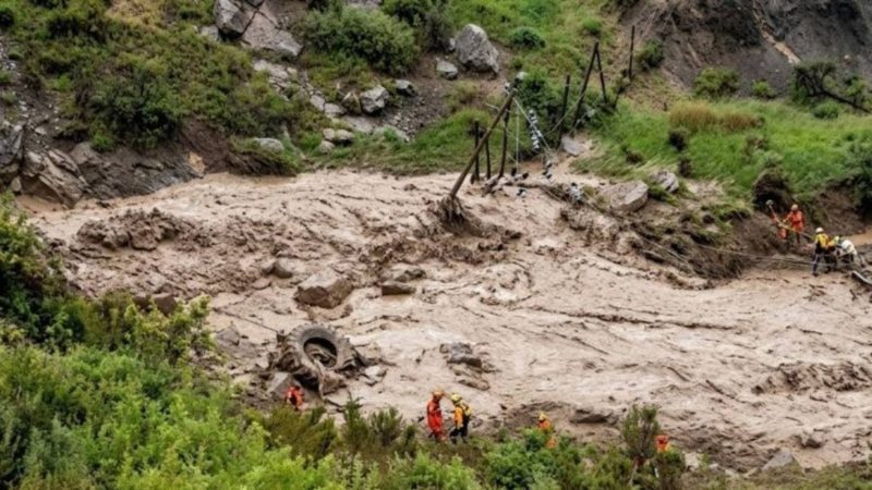 Alerta por deslizamiento en balneario de la Cascada del Vino: turistas fueron rescatados +VIDEO