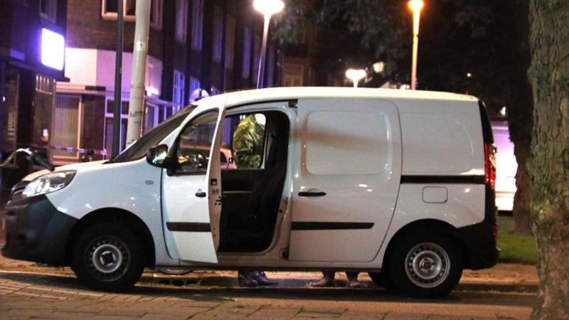 Rescatan a niño que fue encerrado año y medio en una van: su padre está detenido