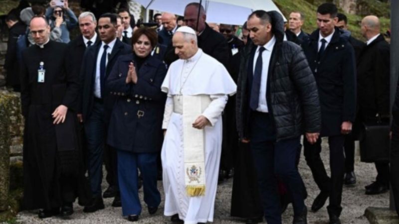 Dos ataques terroristas 'reciben' al Papa León en su visita a Argelia