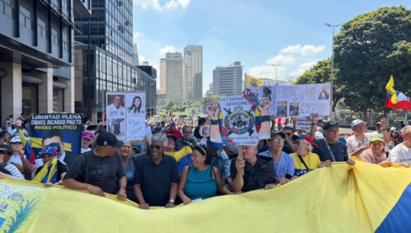 Por exigencia de salarios: Trabajadores buscan llegar a Miraflores pese a piquetes policiales +VIDEOS