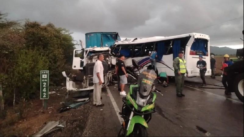 Tragedia en Anzoátegui: 9 muertos y 27 heridos dejó brutal colisión entre gandola y bus