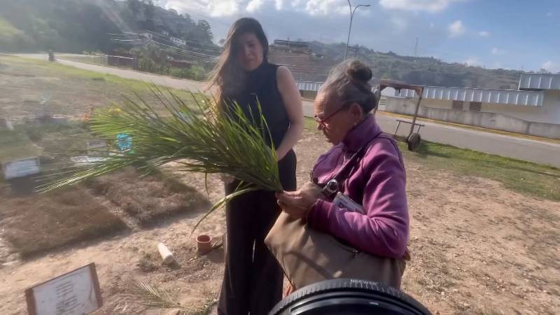 DEMOLEDOR: Madre de Víctor Hugo Quero visitó su tumba tras más de un año buscándolo