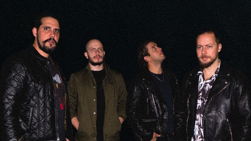 Viniloversus se acerca al álbum con su sencillo ‘La Frontera’