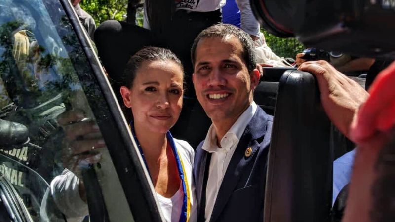 La polémica petición de Guaidó a María Corina Machado: dice que volverá a Venezuela +VIDEO Un momento muy emotivo vivieron los asistentes a una boda en la Isla de Margarita, cuando al sonar el clásico "Ave María", el padre de la novia se paró frente al micrófono y cantó como todo un profesional. La novia no se esperaba esa sorpresa, los invitados tampoco. El odontólogo Atilio Radomile @dr.aradomile dijo a @noticiasdeaqui_ que fue algo muy especial e hizo un máximo esfuerzo por contener las lágrimas mientras cantaba.