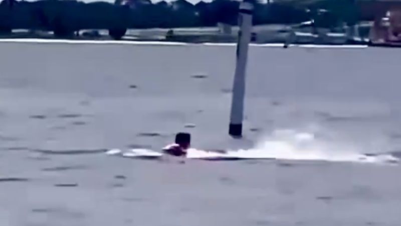 El impactante video del ataque de tiburón a un joven cerca en una playa de FloridaEl impactante video del ataque de tiburón a un joven cerca en una playa de Florida