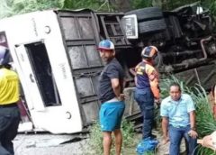 Una joven falleció por volcamiento de autobús: siete personas quedaron heridas
