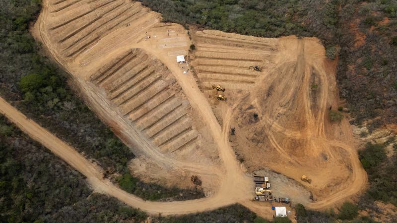 El País: La fosa de emergencia donde Venezuela entierra a los muertos del terremoto