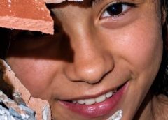 La niña de la sonrisa viral contó cómo sobrevivió bajo los escombros tras terremotos