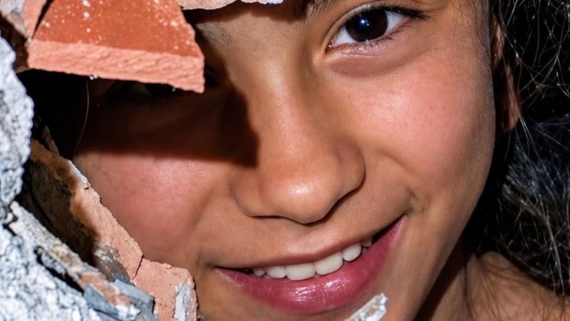 La niña de la sonrisa viral contó cómo sobrevivió bajo los escombros tras terremotos