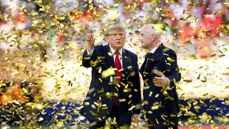 FOTOS: Trump se quedó en el levantamiento del trofeo de España, Infantino no logró quitarlo