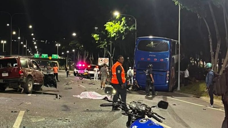 Caracas: Un fallecido y al menos 15 heridos dejó fuerte accidente en la Valle - Coche +VIDEO