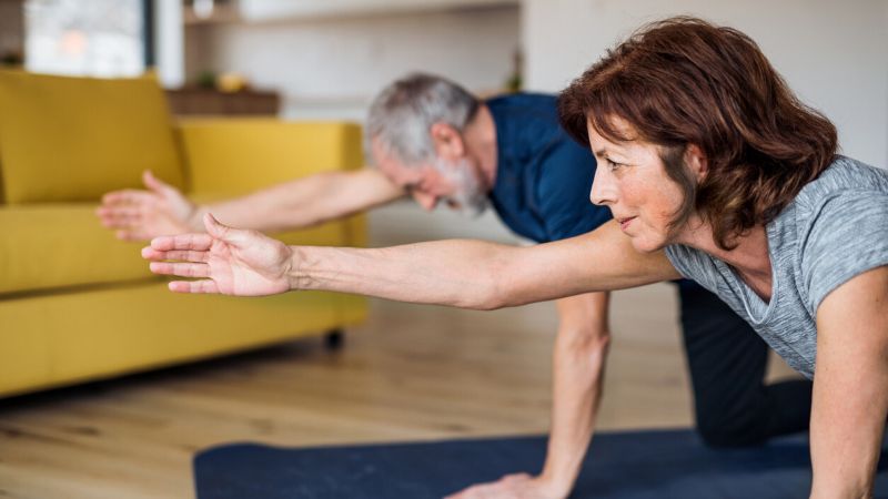 El mejor ejercicio para hombres y mujeres a partir de los 50: mejora funciones diarias
