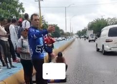 Abuela y nieto mueren intentando cruzar una autopista: no usaron la pasarela