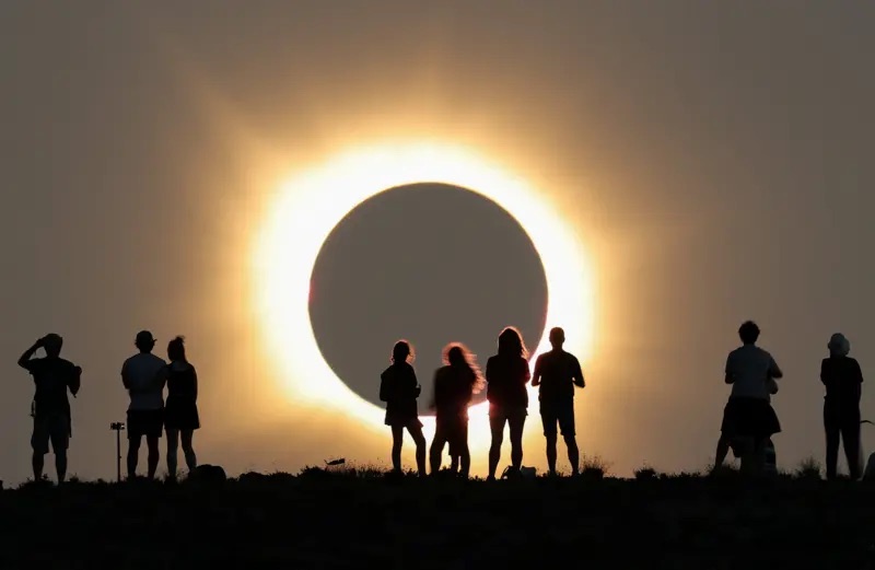 Las impactantes imágenes que dejó eclipse solar total: hoy 12 de agosto