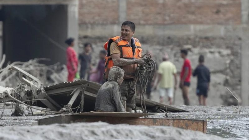 Lo que se sabe de la masiva riada que arrasó pueblos entre Nepal y el Tíbet