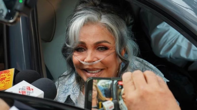 Verónica Castro reaparece usando oxígeno: ¿Qué enfermedad padece? +VIDEO