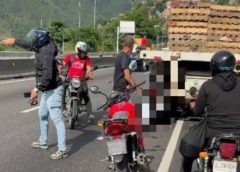 Se estrellaron contra una gandola en la Caracas – La Guaira: un motorizado murió en el sitio