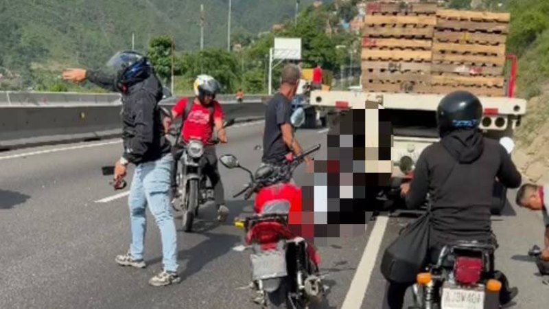 Se estrellaron contra una gandola en la Caracas - La Guaira: un motorizado murió en el sitio