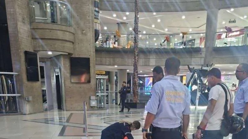 Mujer 'cayó' desde el último piso del C.C El Recreo en Caracas